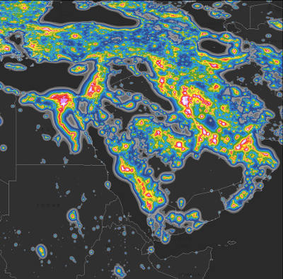 يشير اللون الأزرق إلى النقاط التي تعتبر السماء فيها ملوثة. الأفراد القاطنون في المناطق الحمراء وما بعدها لم يختبروا الليل الحقيقي مطلقًا، بل مستويات من الإضاءة معادلة للشفق الأصلي.
